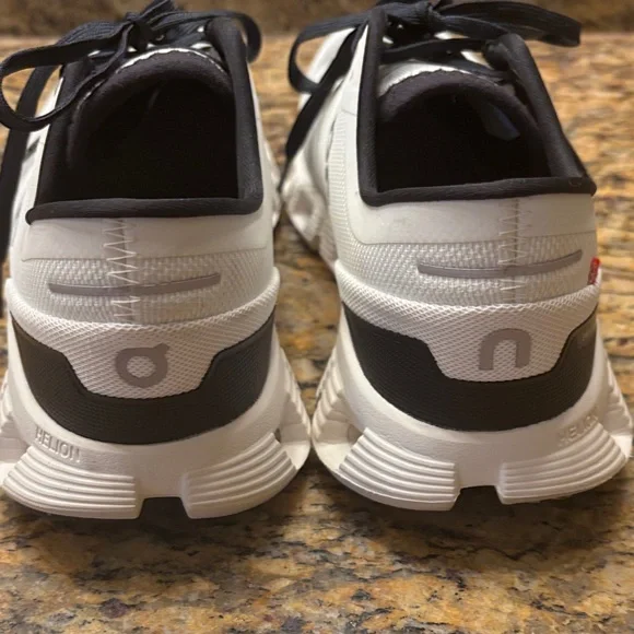 On Running women’s White and Black Athletic Shoes 8.5, great condition! - Picture 6 of 13